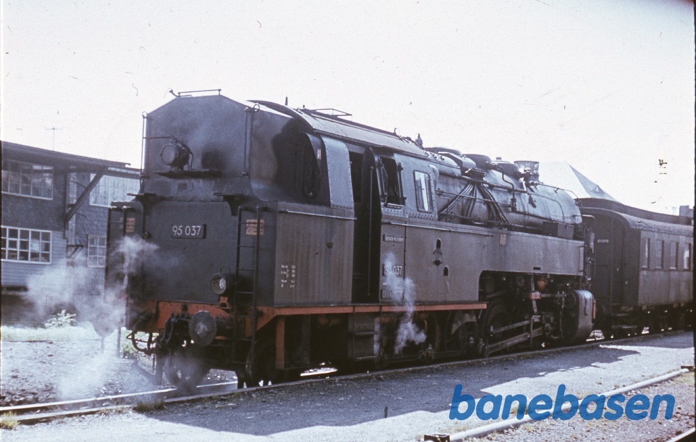 Damptoget holder klar til afgang Damptoget holder klar til afgang