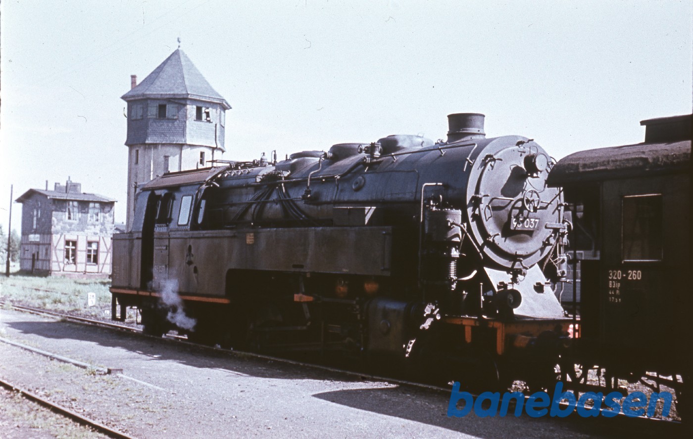 Damptoget holder klar til afgang Damptoget holder klar til afgang