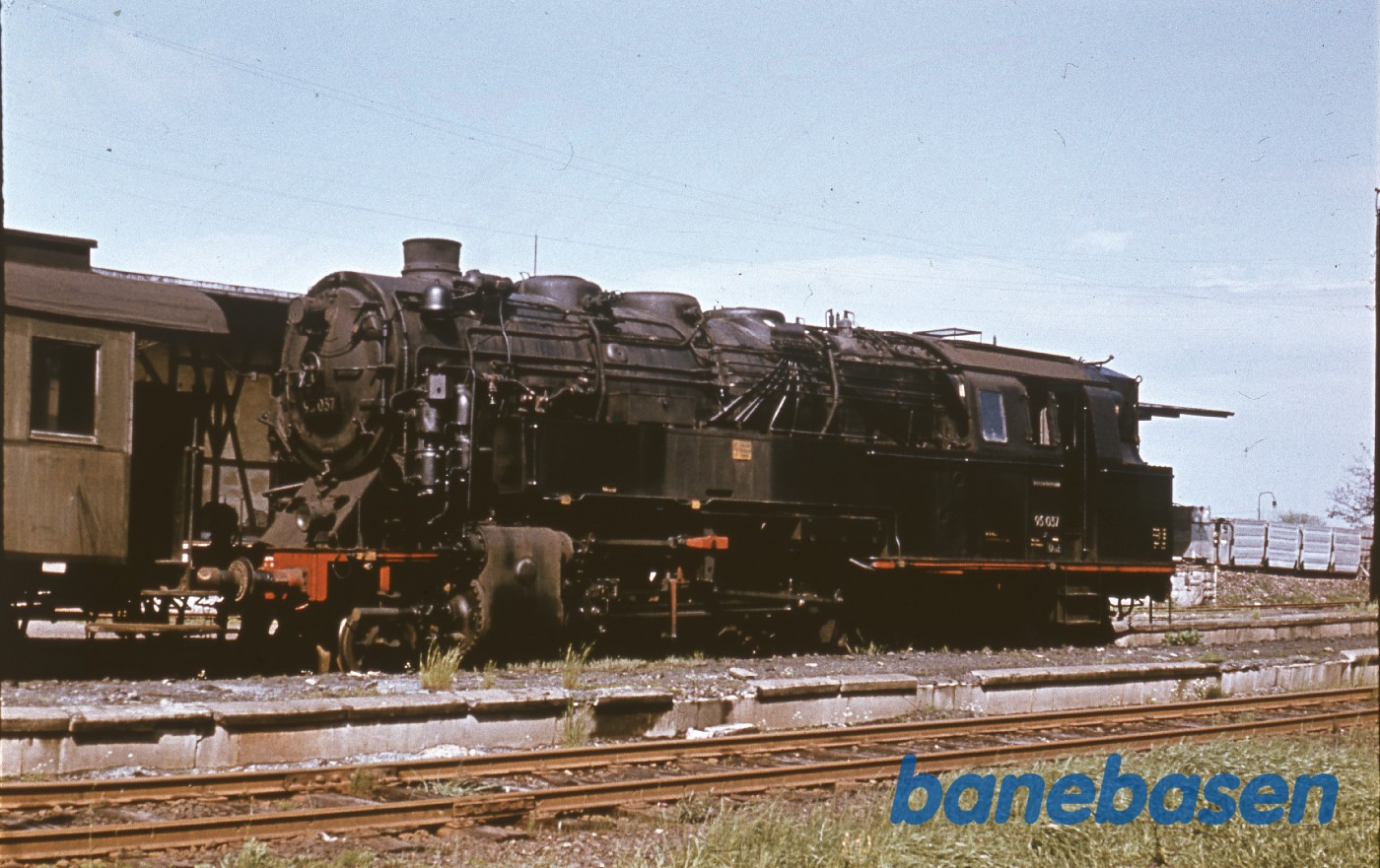 Damplokomotiv med personvogne i et sidespor Damplokomotiv med personvogne i et sidespor