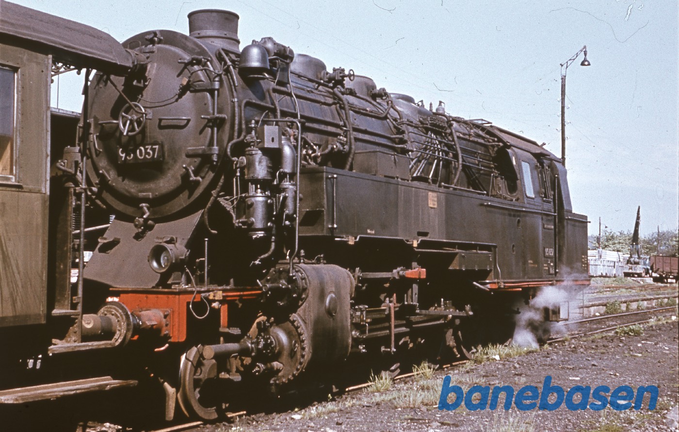 Damptoget holder klar til afgang Damptoget holder klar til afgang