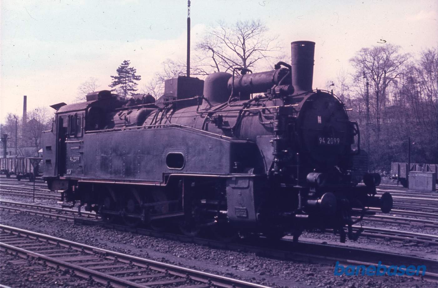 Damplokomotivet rangerer på stationen