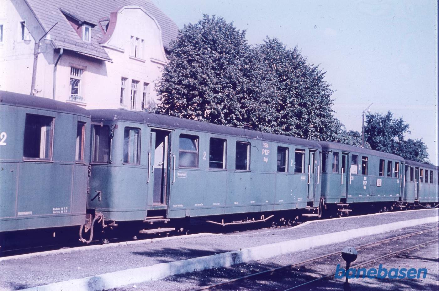 Personvogne ved perron