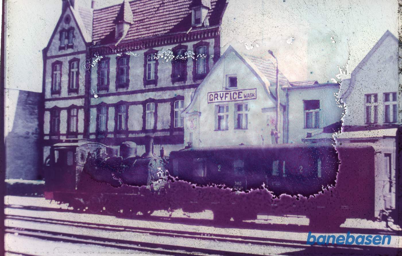 Damptoget holder ved perron