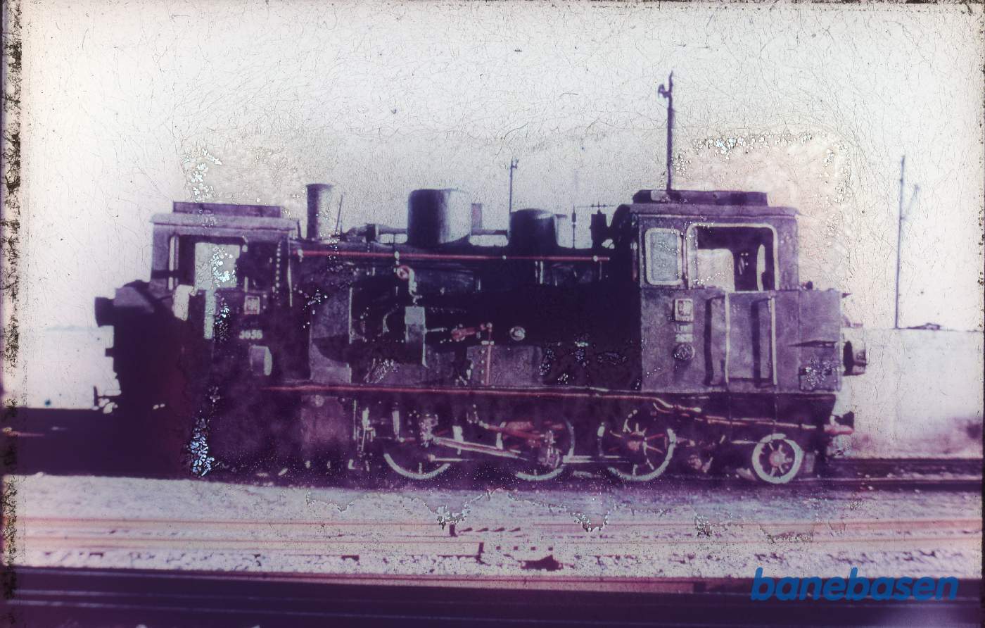 Damplokomotiv ved remisen