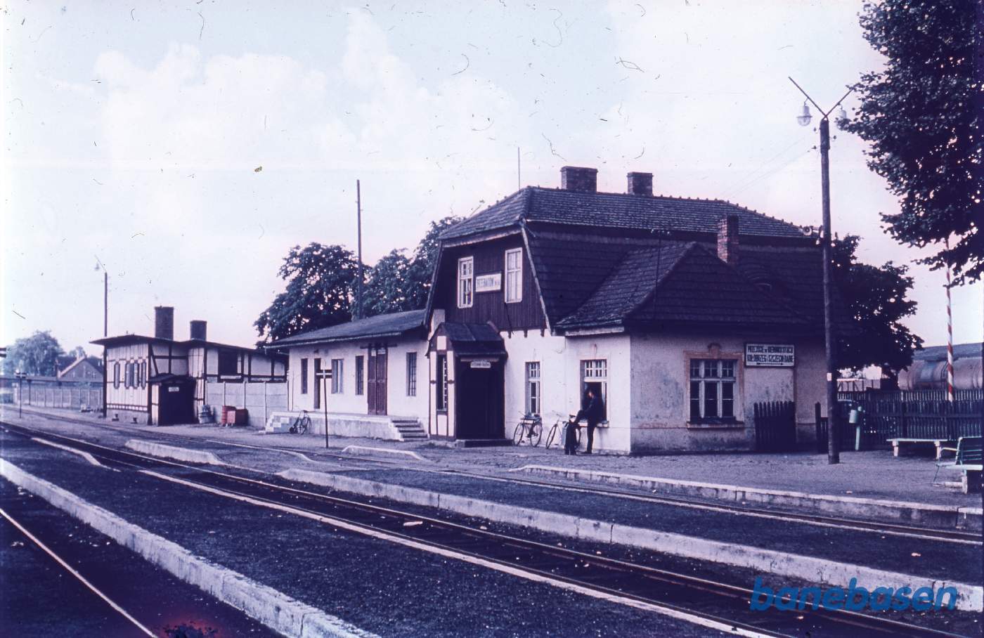 Stationen set fra perronsiden