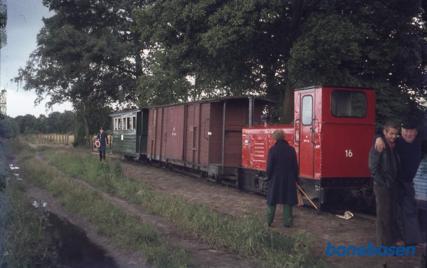 Motortoget holder ved den lille jordperron