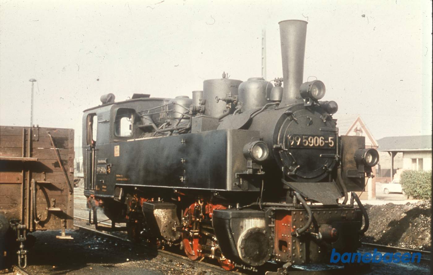 Damplokomotiv ved remisen