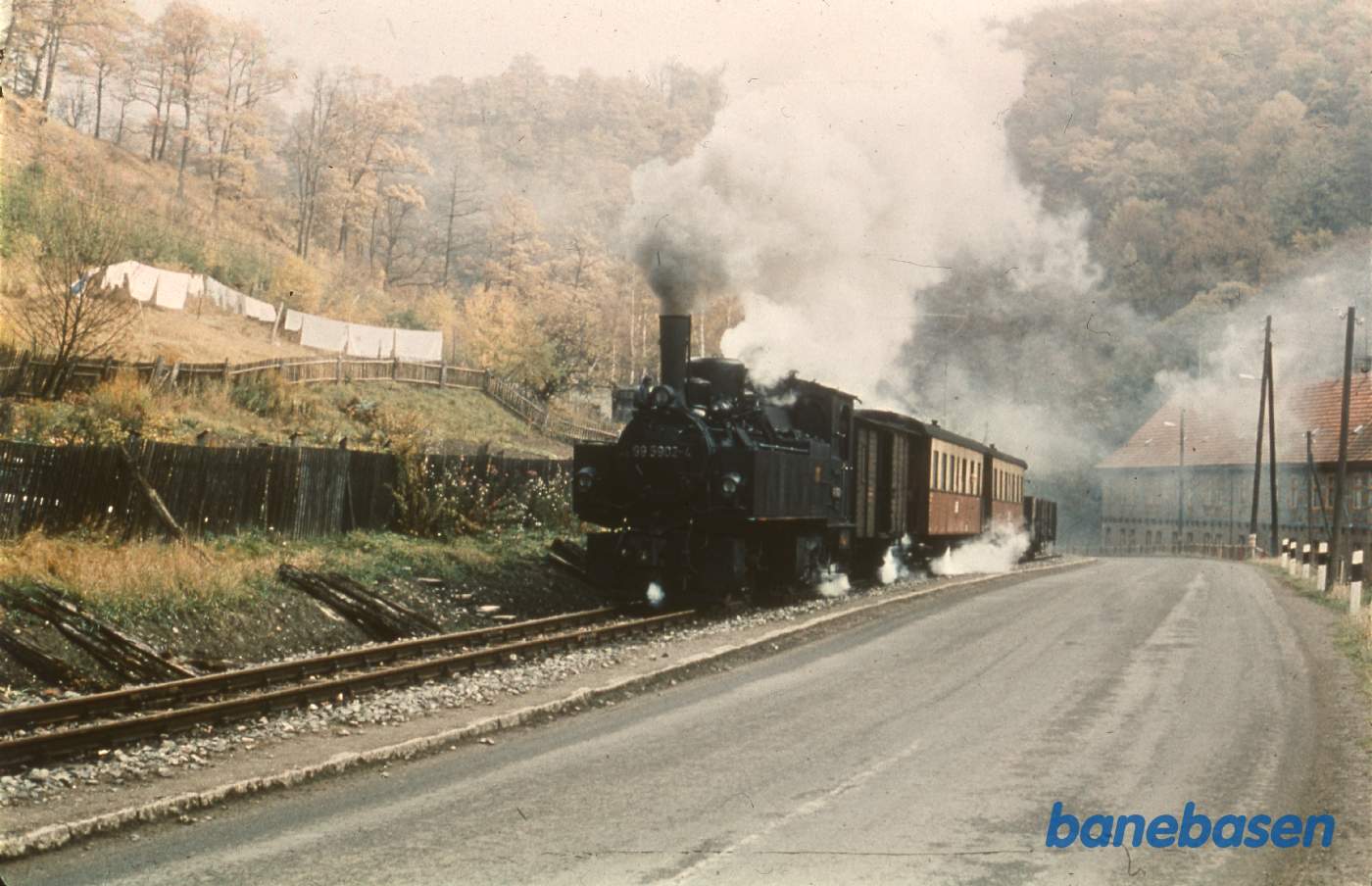 Damptoget kører langs vejen