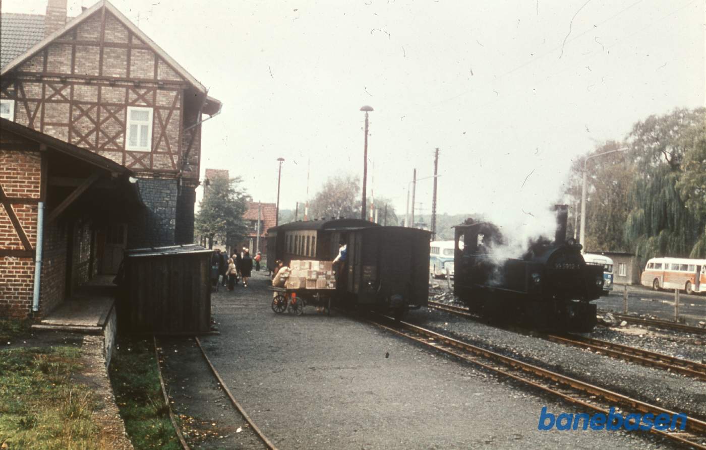 Damplokomotivet omløber vognene