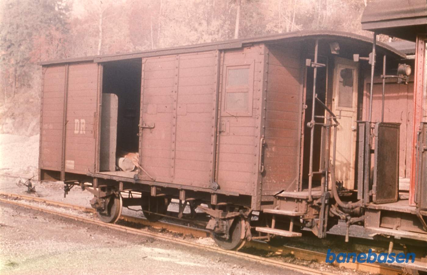 Godsvogn holder ved pakhuset