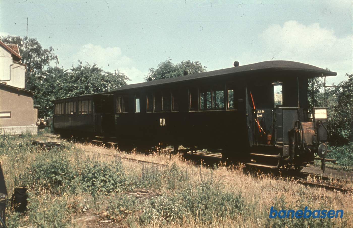 2 personvogne i sidesporet