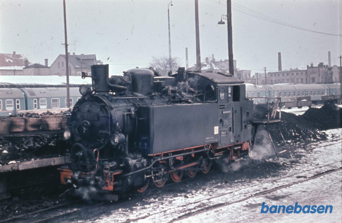 Damplokomotivet holder i kulgården