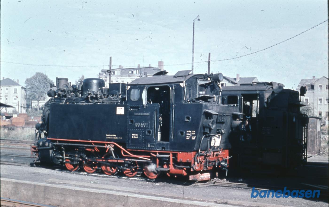 2 damplokomotiver holder ved remisen