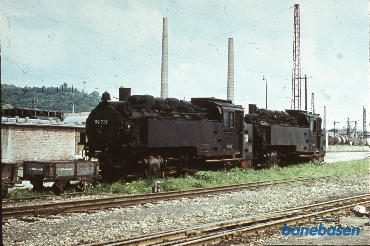 2 damplokomotiver holder ved remisen