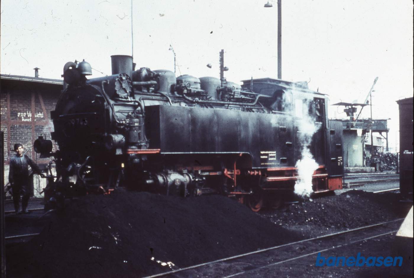 Et damplokomotiv holder i askekassen