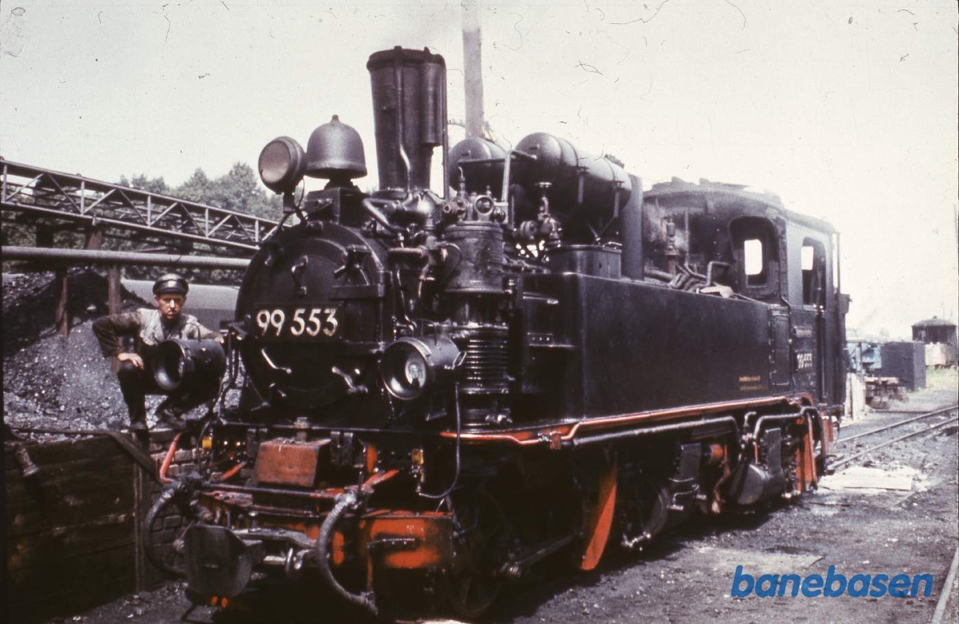 Damplokomotivet holder i kulgården