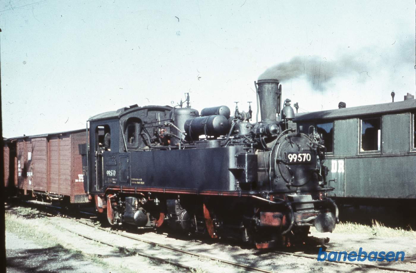 Damplokomotivet rangerer med godsvogne