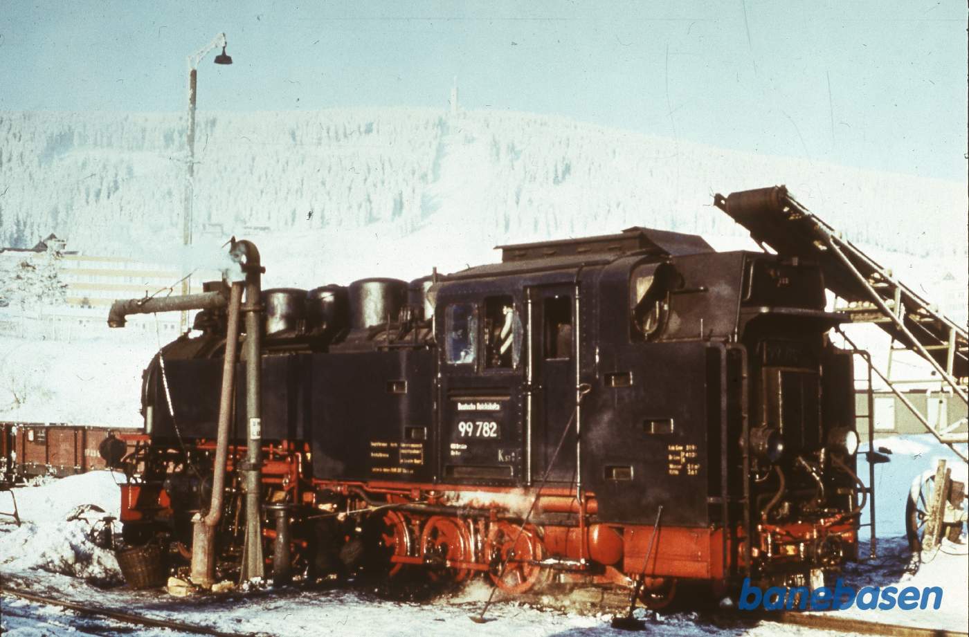 Damplokomotivet holder klar til at få kul på