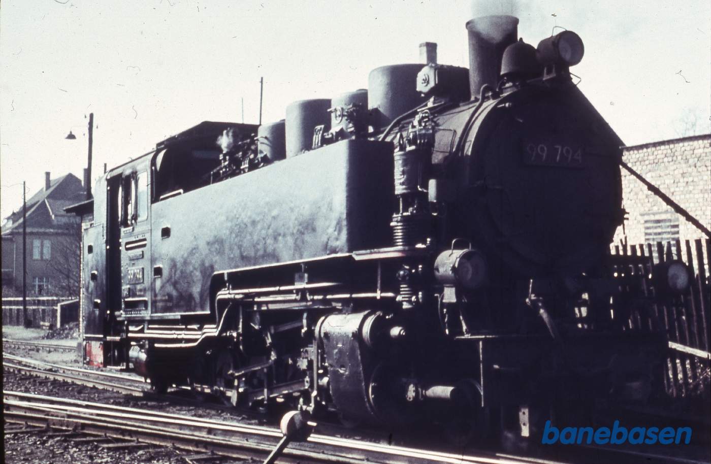 Damplokomotiv rangerer på stationen