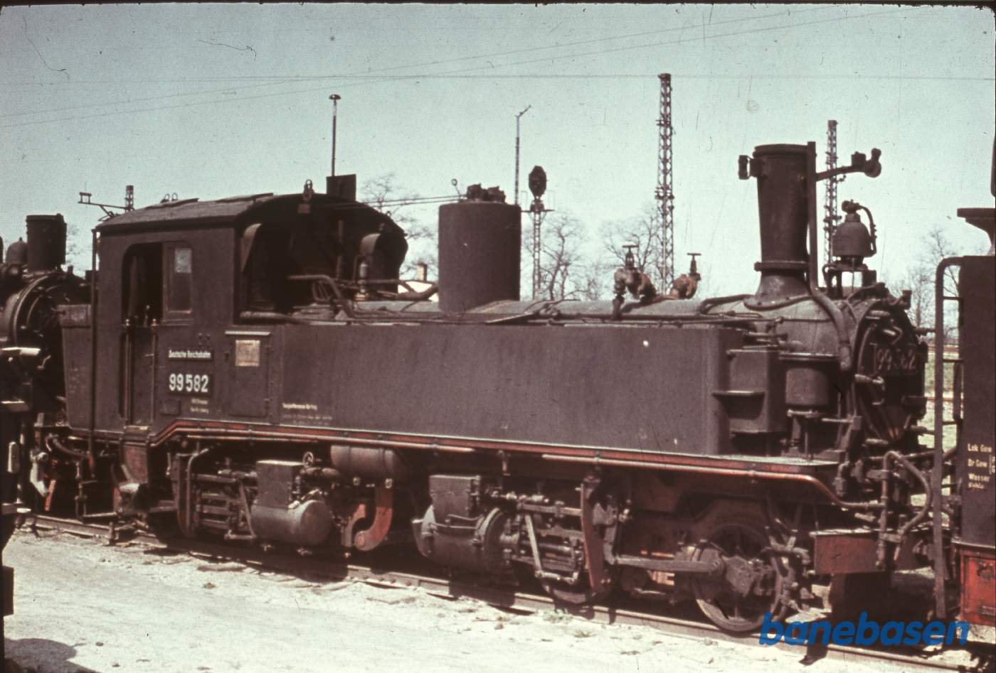 Damplokomotiver i et sidespor på maskindepotet