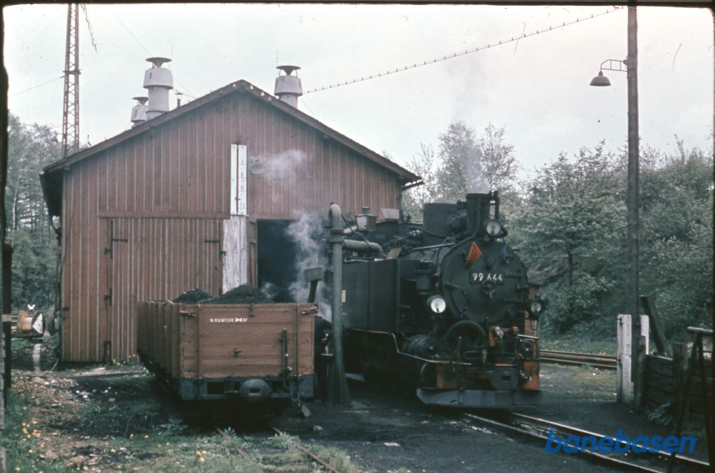 Damplokomotiv foran remisen