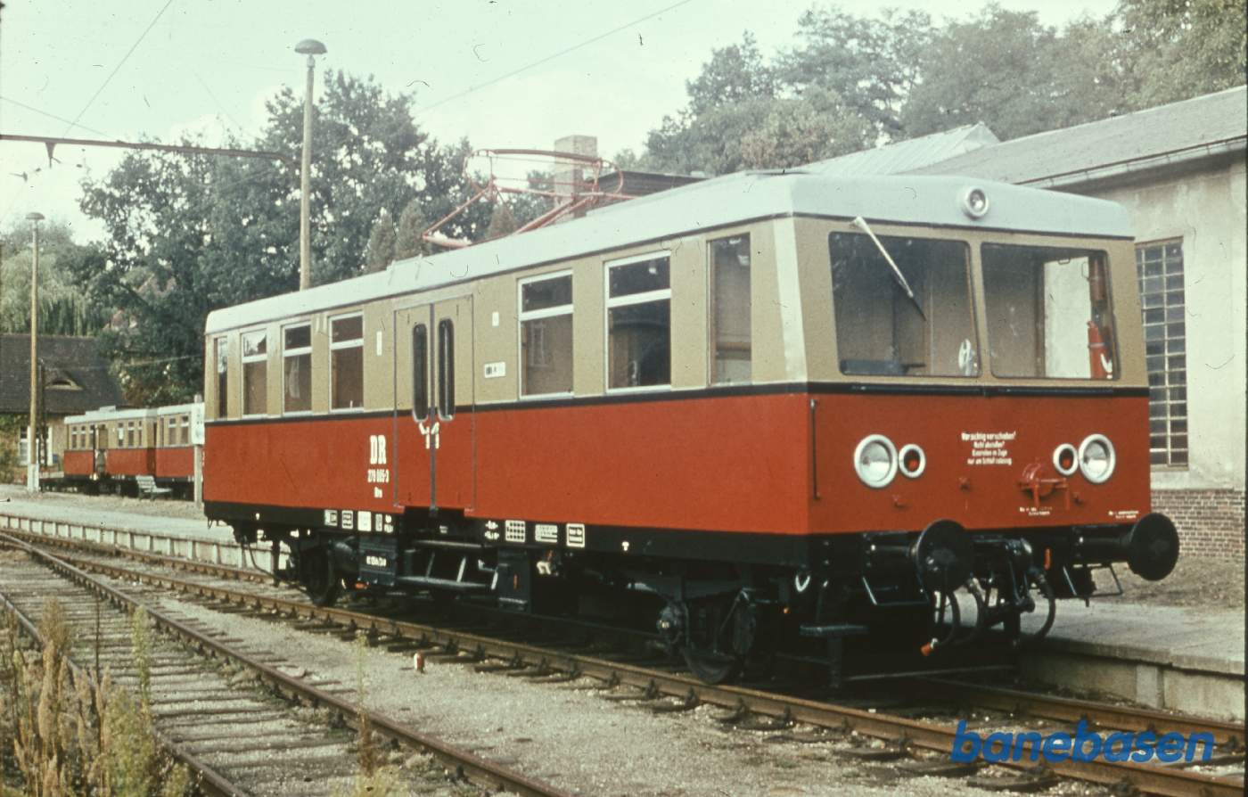 Motorvognen holder ved perron