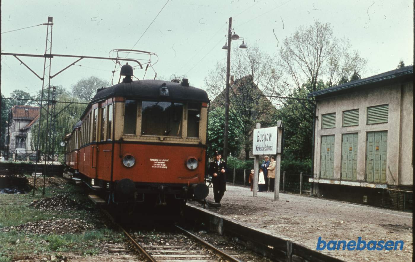 Motorvognen holder ved perron