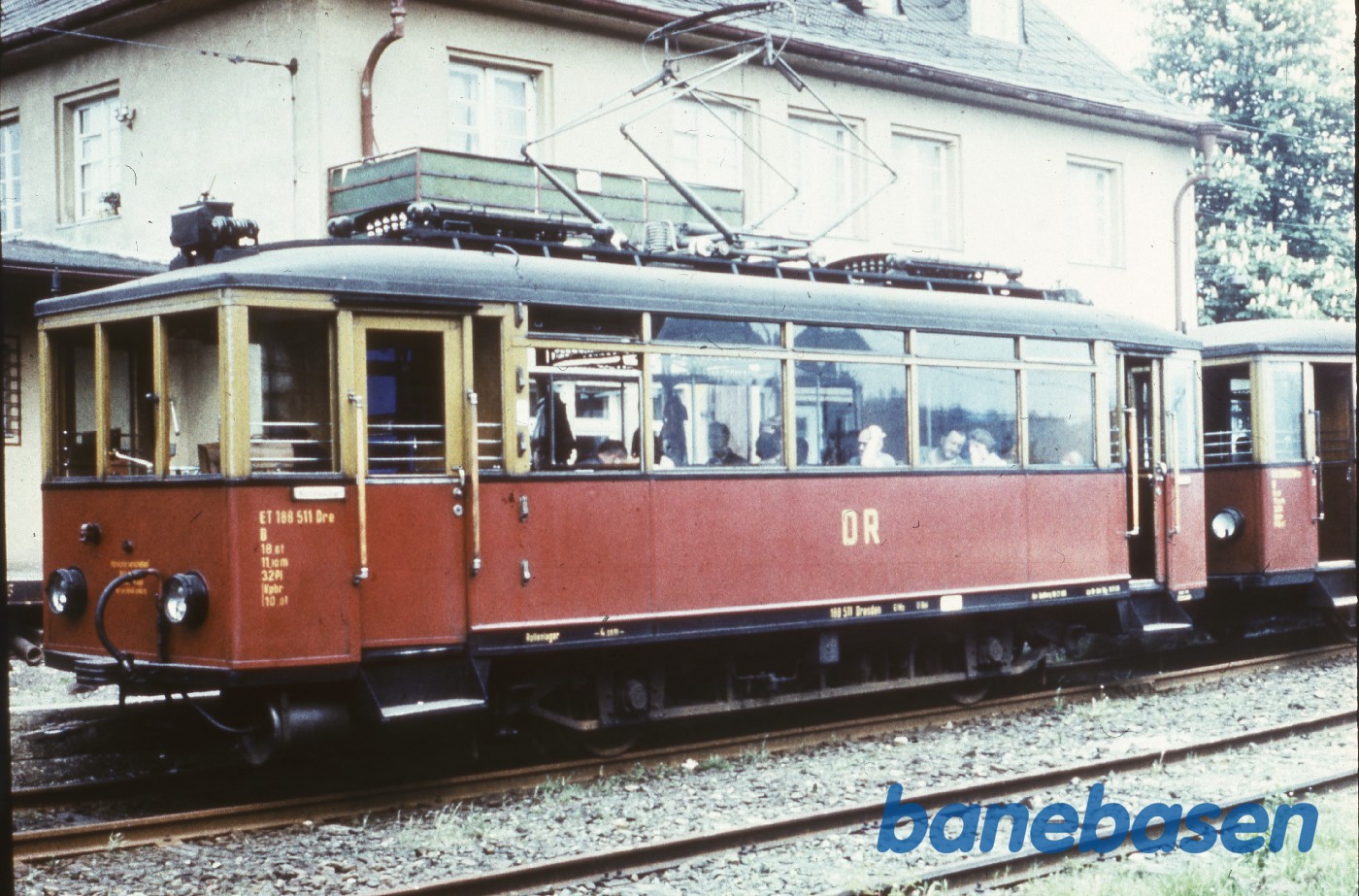 Motorvognen holder ved perron