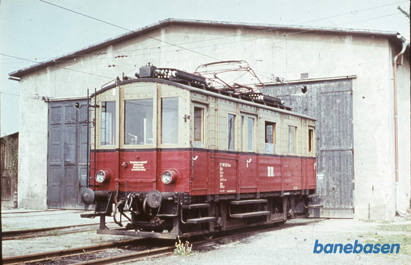 Lokomotivet holder foran remisen