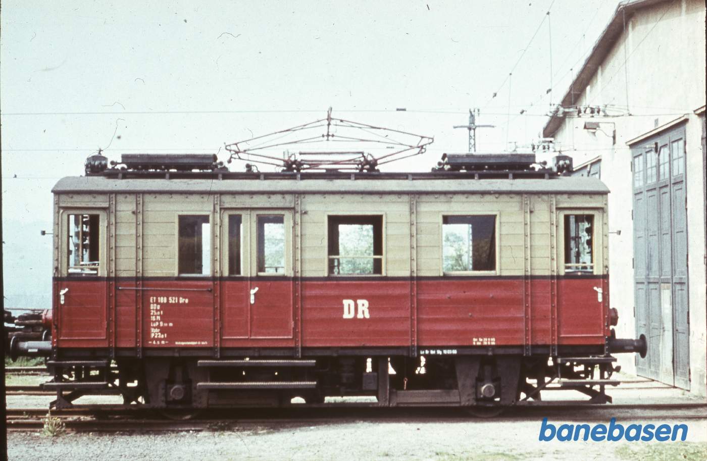 Lokomotivet holder foran remisen