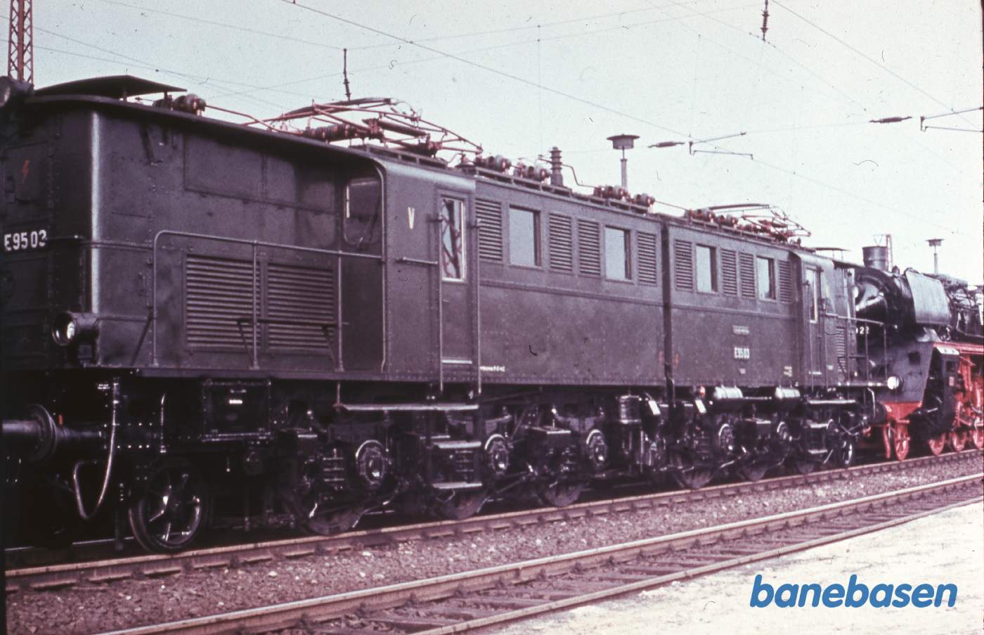 Ellokomotiv koblet sammen med andre lokomotiver i et sidespor