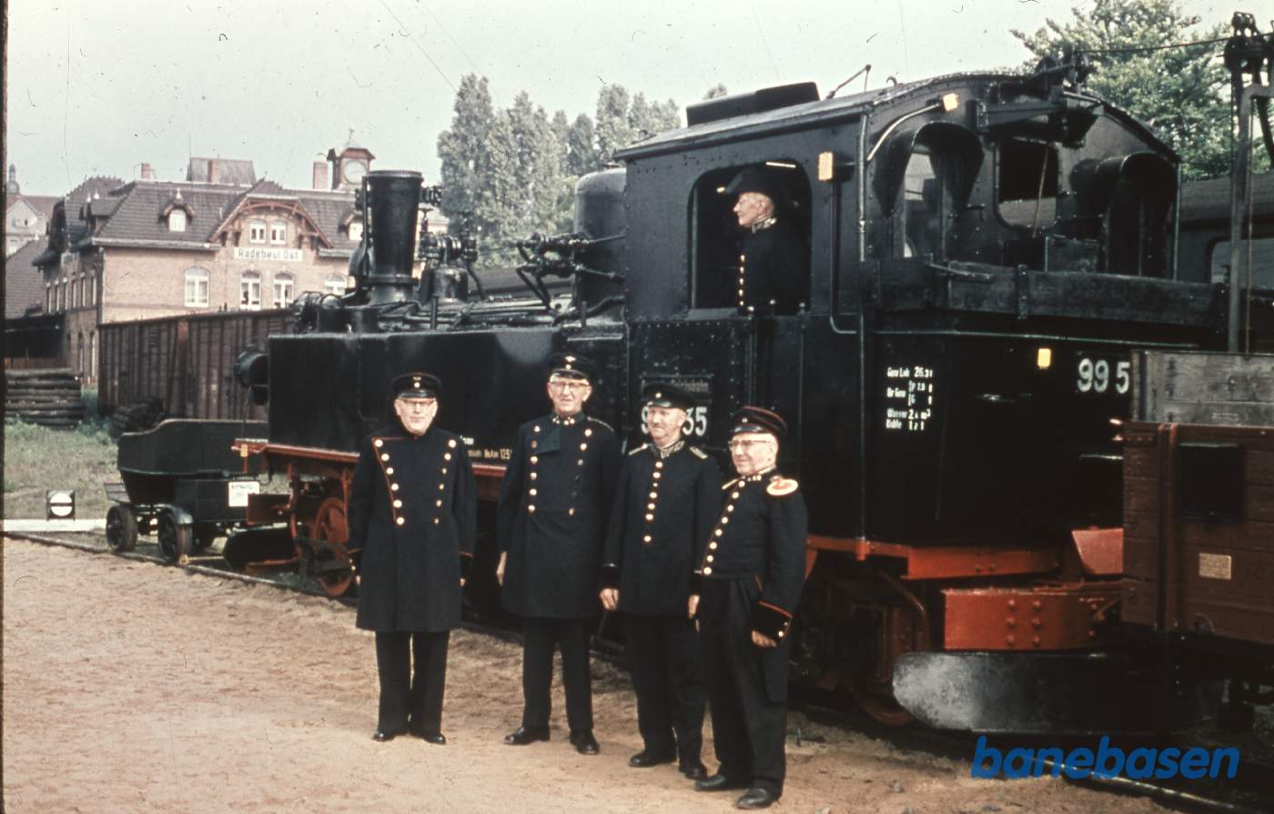 Personalet stillet op foran lokomotivet