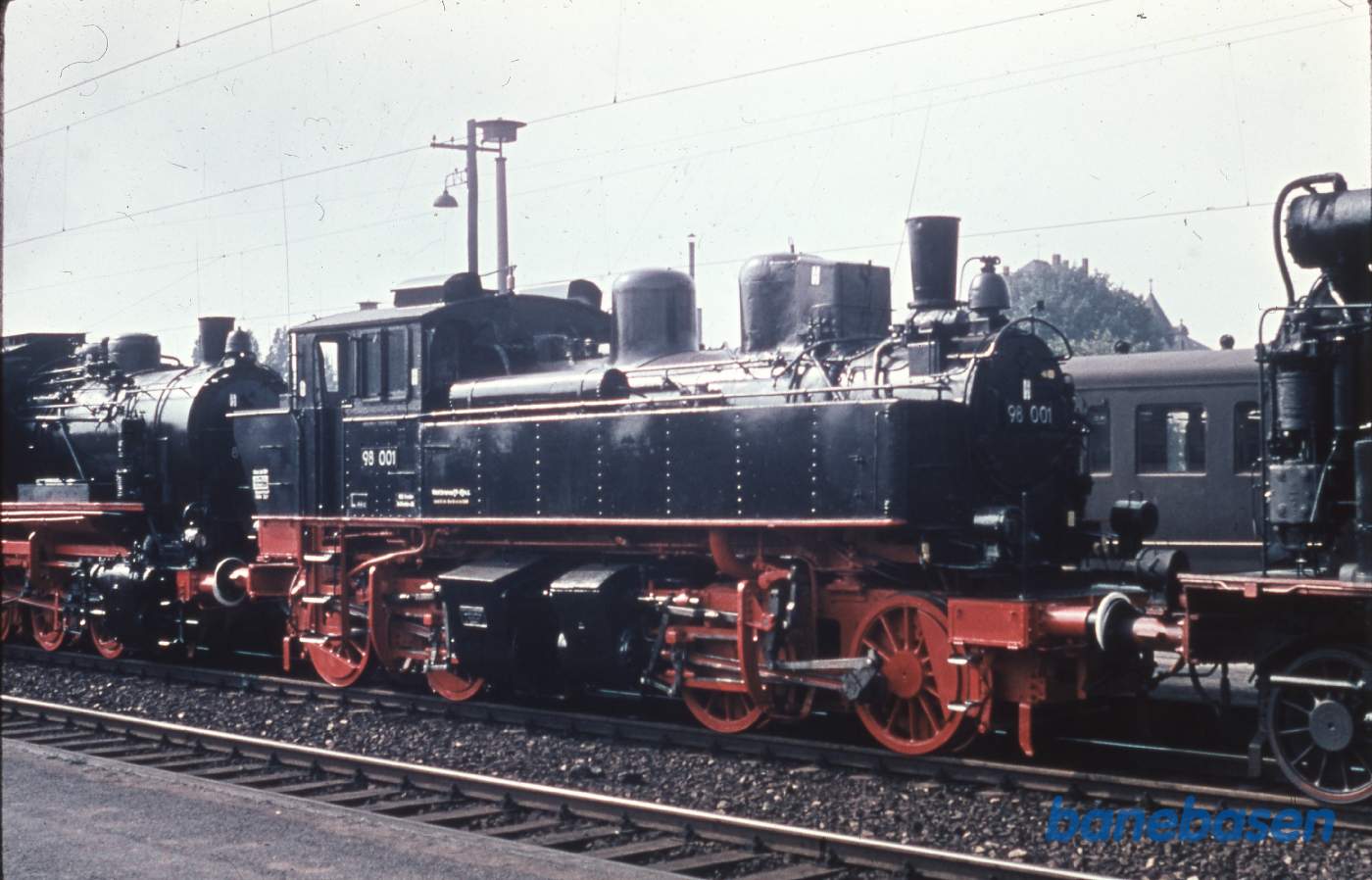 Damplokomotiv koblet sammen med andre lokomotiver