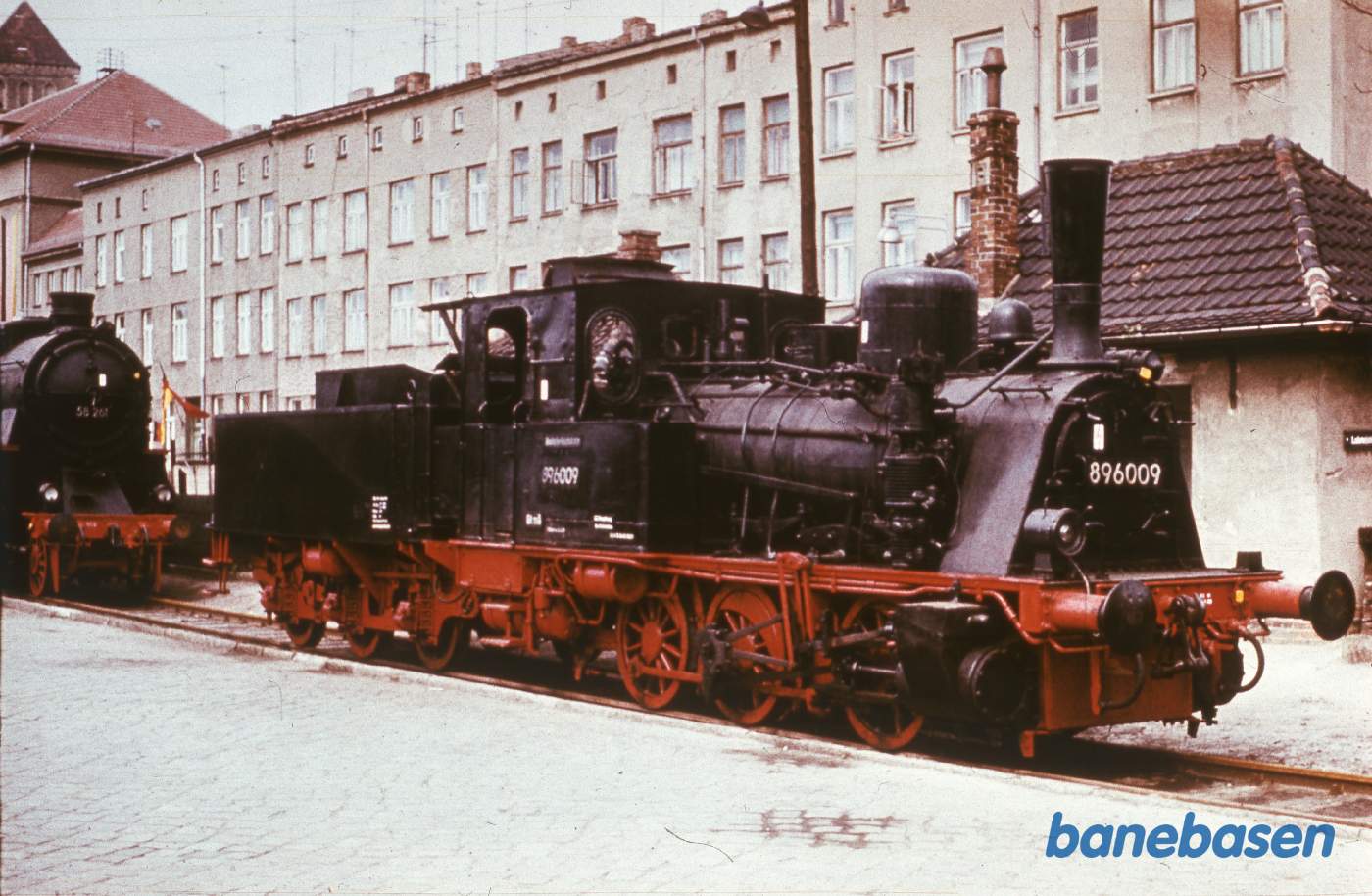 Damplokomotiver udstillet i et sidespor