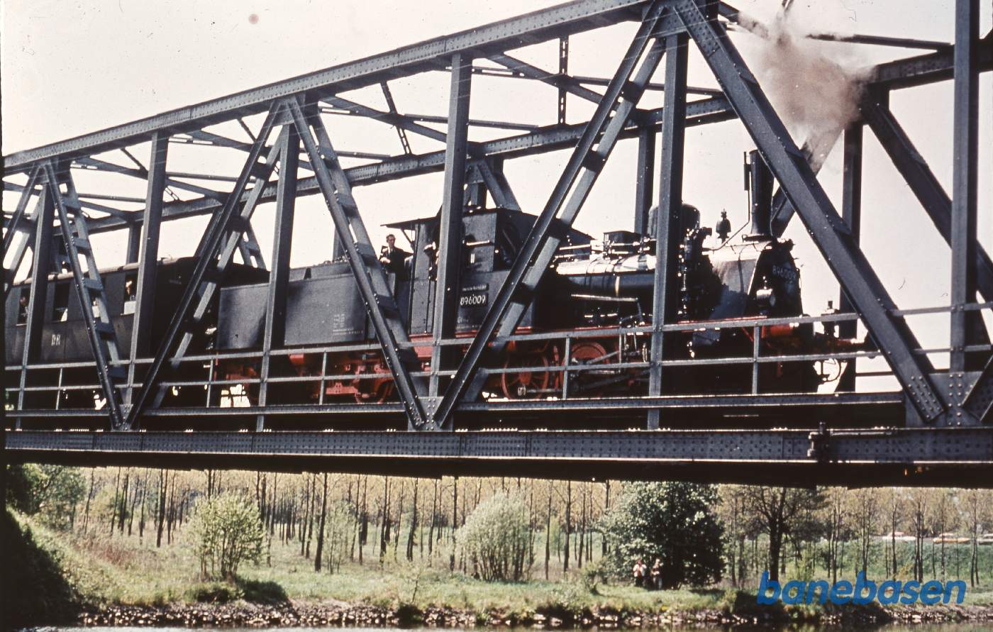 Toget kører over broen ved Oder-Havel kanalen