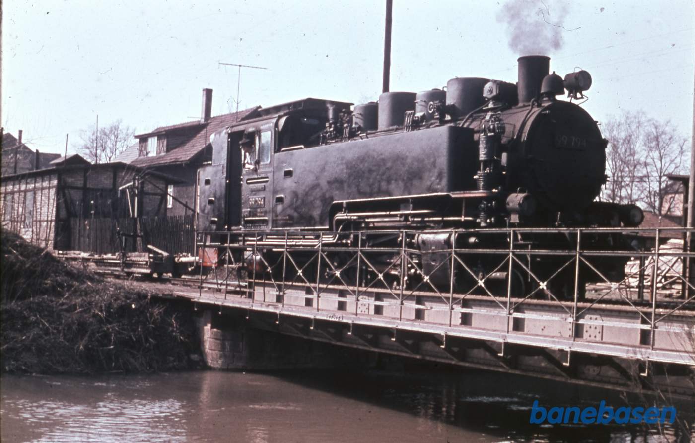 Damplokomotivet på lille bro over å