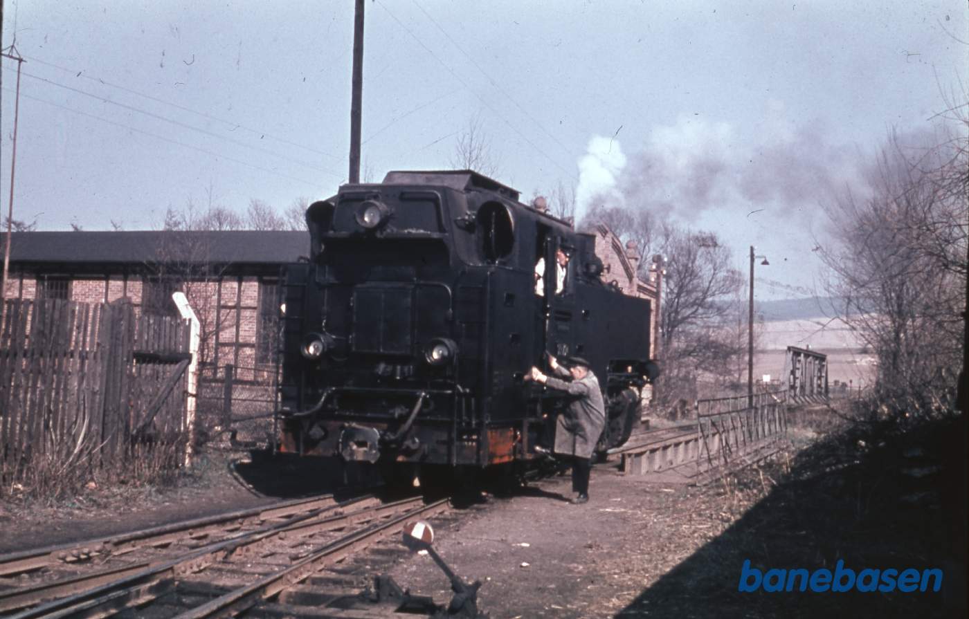 Damplokomotivet rangerer på stationen