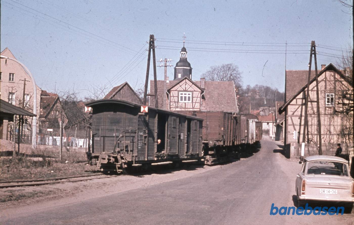 Godstoget kører langs vejen i byen