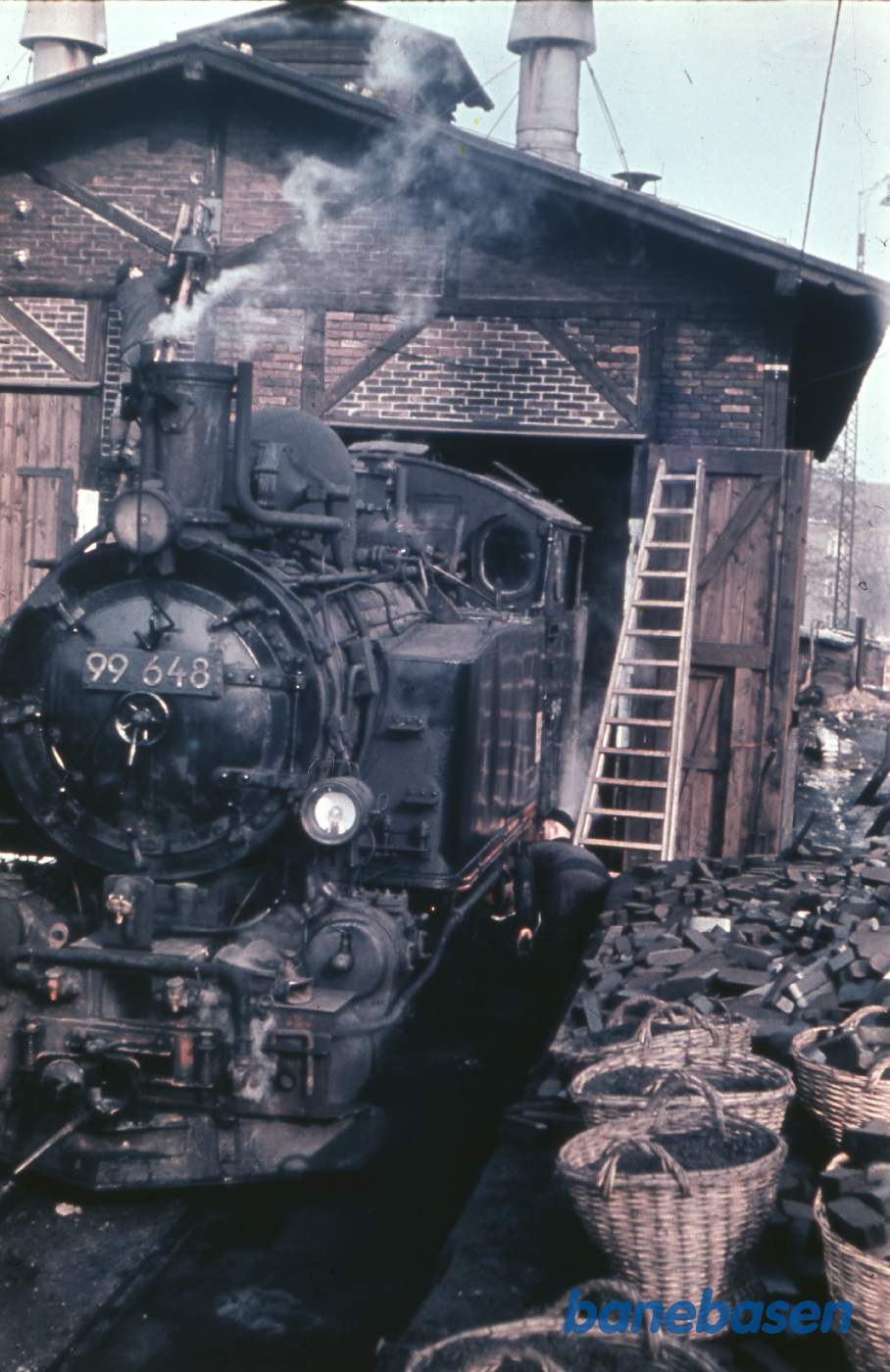 Damplokomotivet holder udenfor remisen