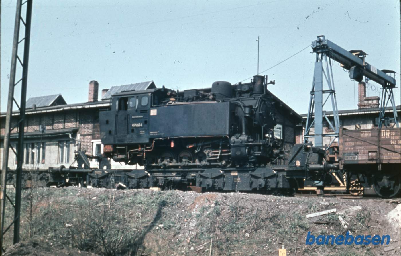 Damplokomotiv stillet op på transportvogn