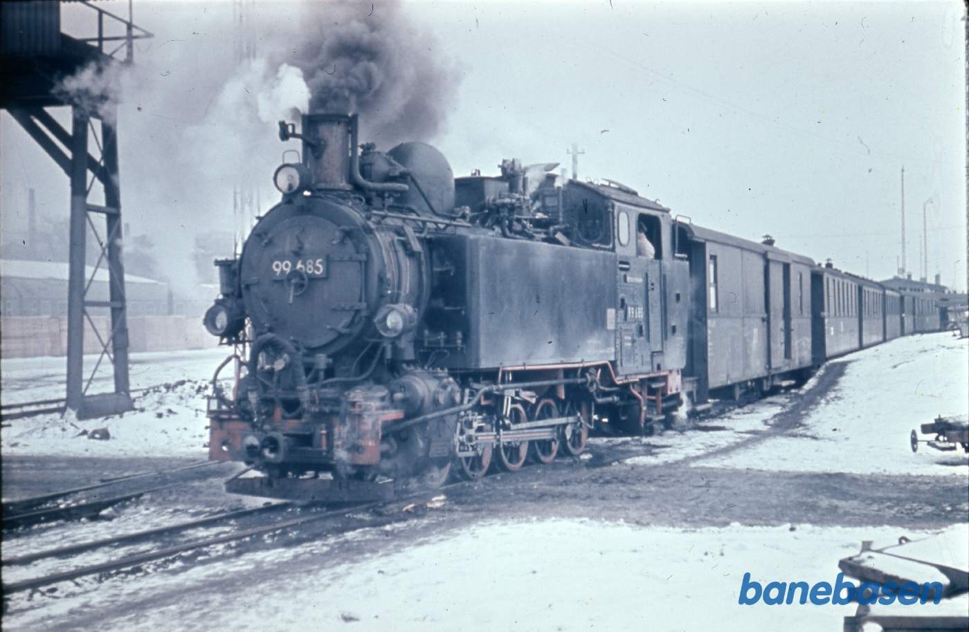 Damplokomotiv med persontog