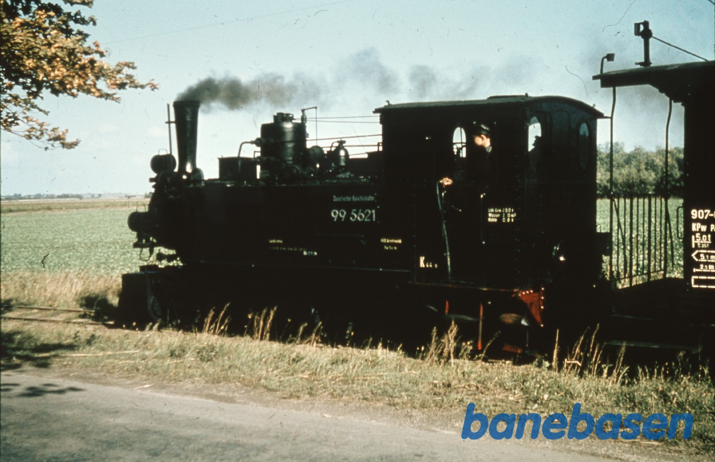 Damptoget kører langs markerne Damptoget kører langs markerne