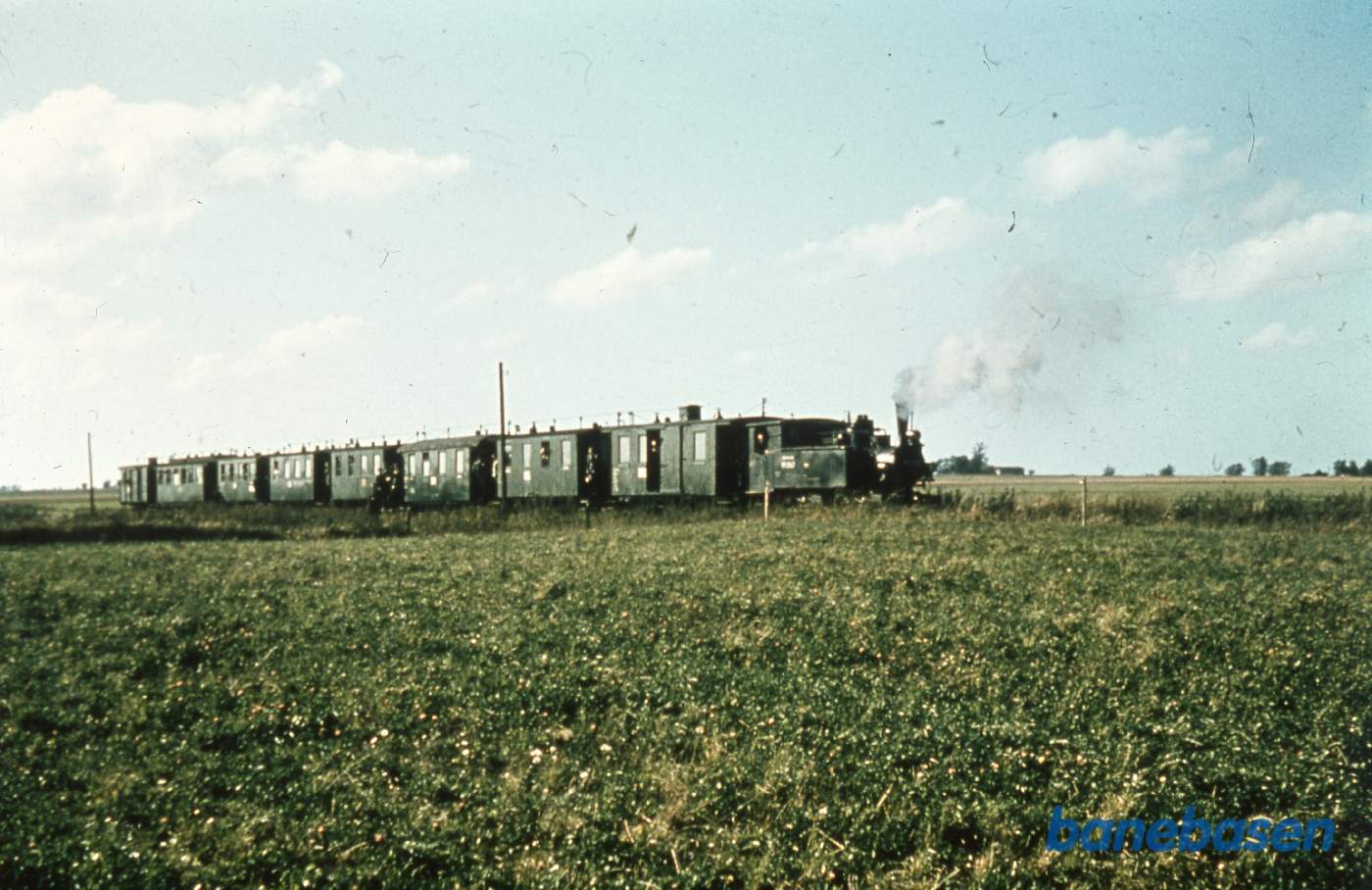 Damptoget kører langs markerne