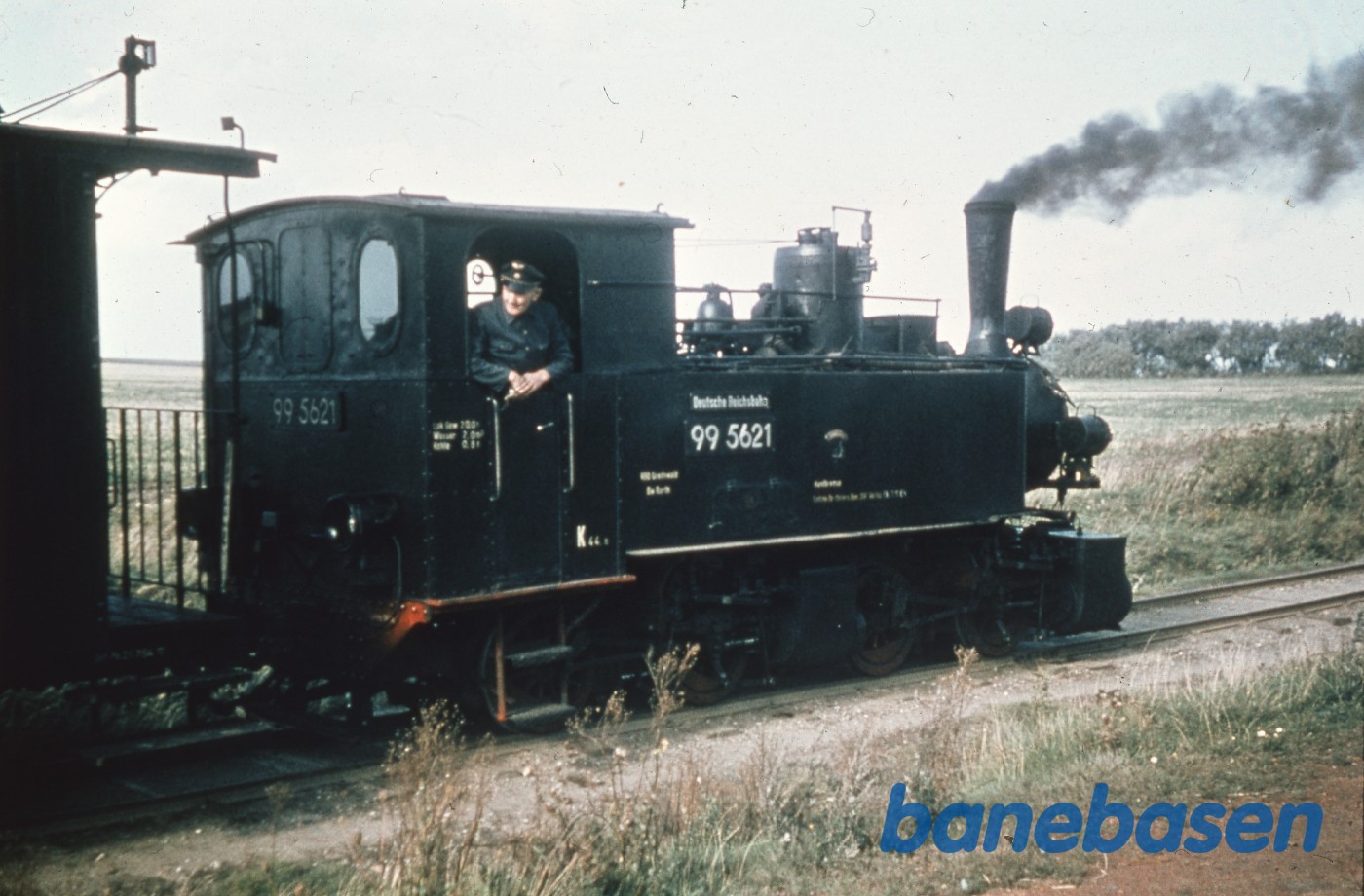 Damptoget kører langs markerne Damptoget kører langs markerne