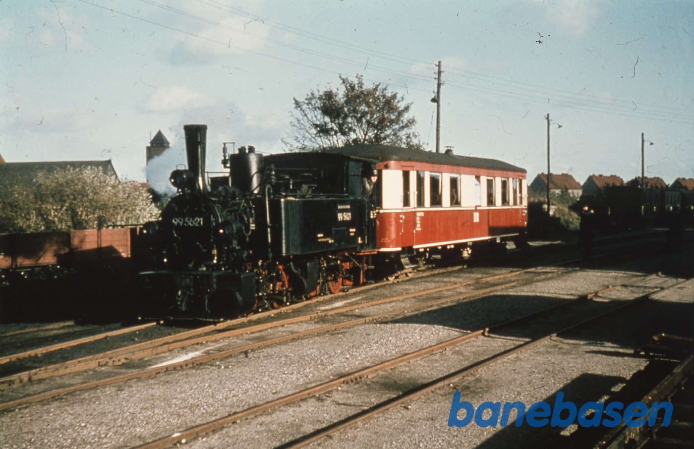 Damplokomotivet rangerer på stationen Damplokomotivet rangerer på stationen