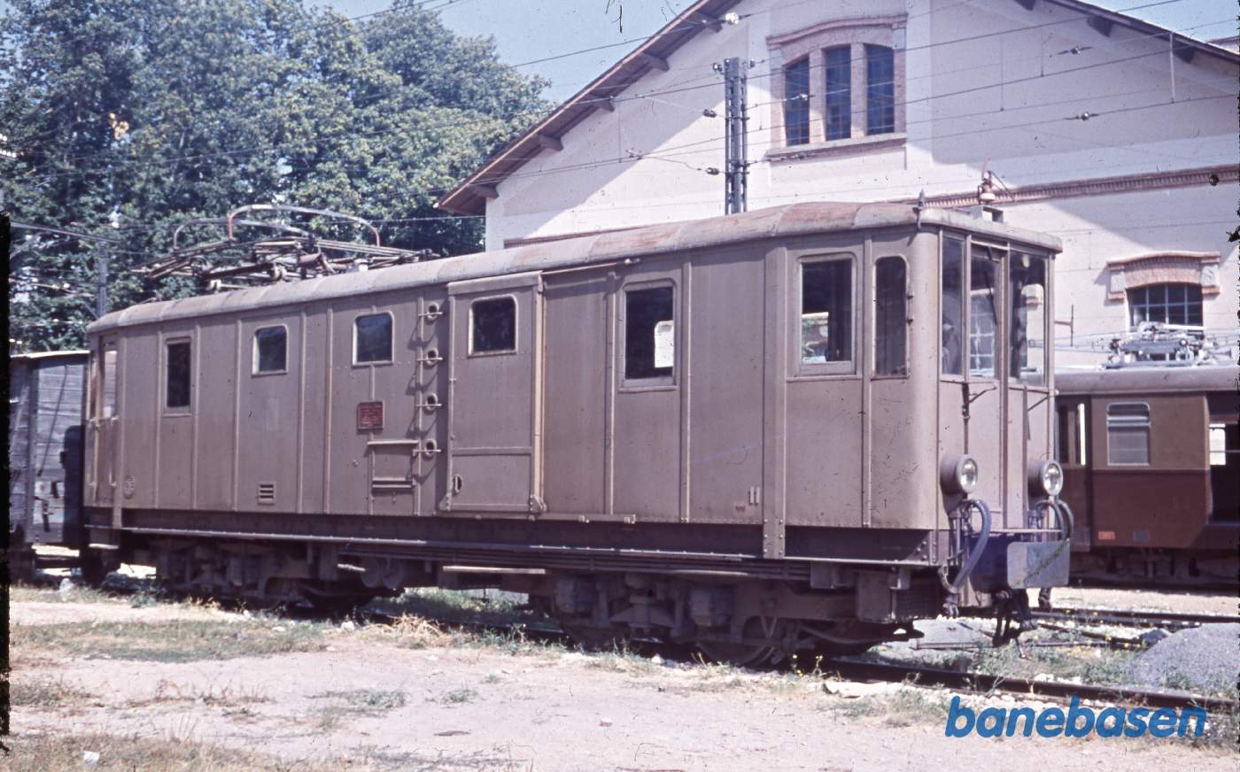 Elektrisk lokomotiv i sidesporet på en station