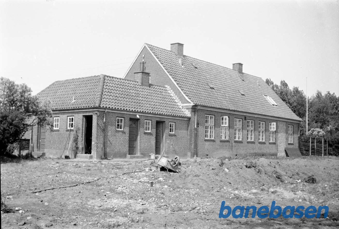 Tidligere hovedbygning, set fra baneside Tidligere hovedbygning, set fra baneside