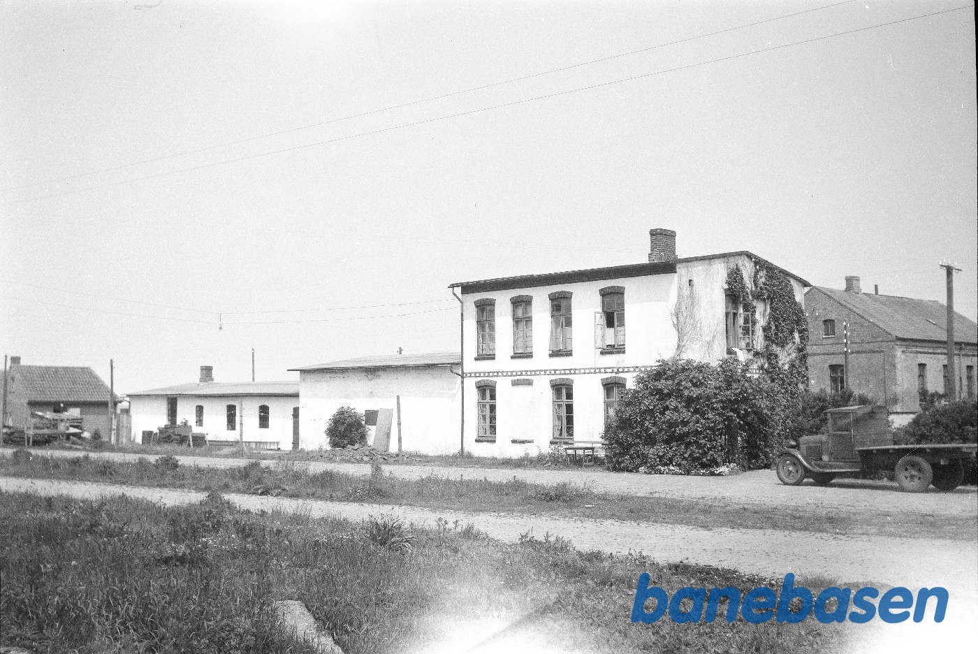 Tidligere hovedbygning, set fra baneside Tidligere hovedbygning, set fra baneside