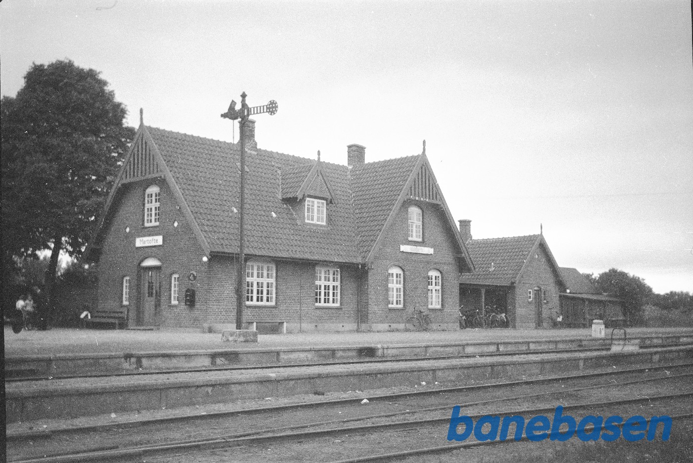 Hovedbygning baneside Hovedbygning baneside