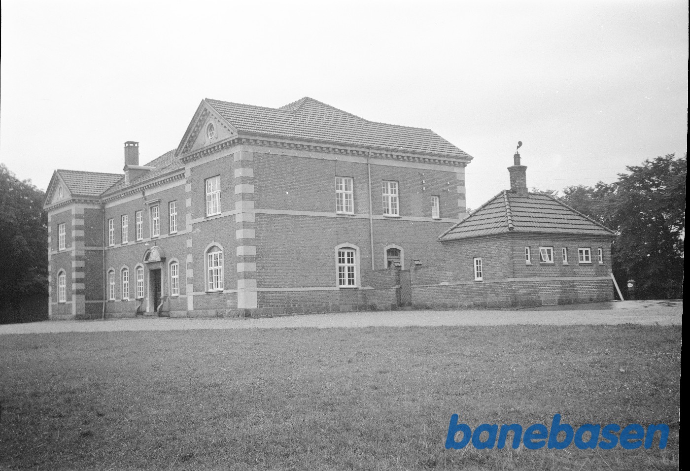Hovedbygning vejside Hovedbygning vejside